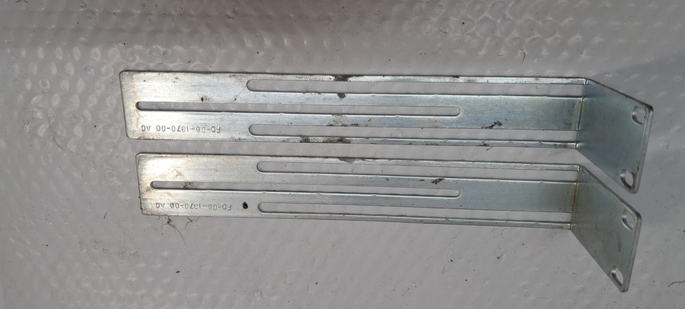 2 X mounting brackets FD-06-1370-00 USED