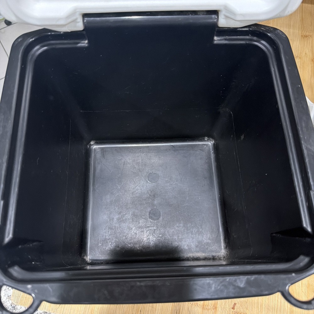 Igloo Quantum 12 cooler 18 can capacity Lockable USA. 12 Quart Gray White *