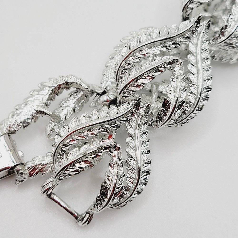 Vintage Coro Pegasus Repeating Leaf Link Bracelet Bright Silver Tone Textured