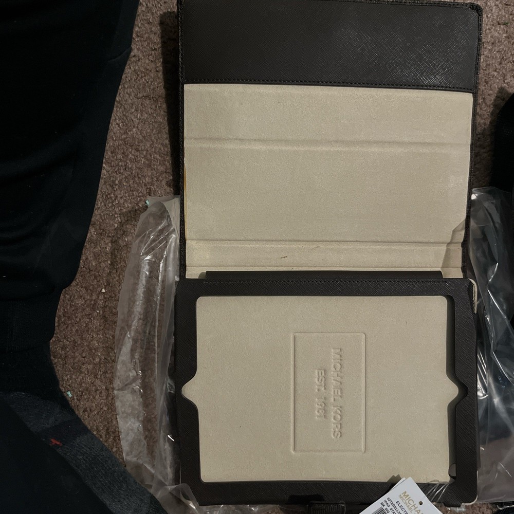 Michael Kors Authentic Luxury iPad Case/stand