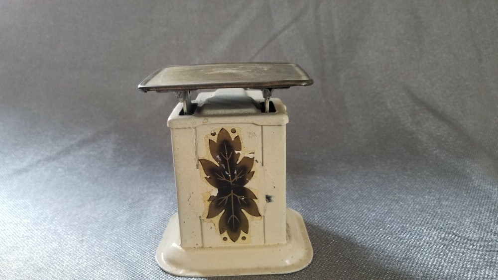 Vintage Metal Weighing Scale