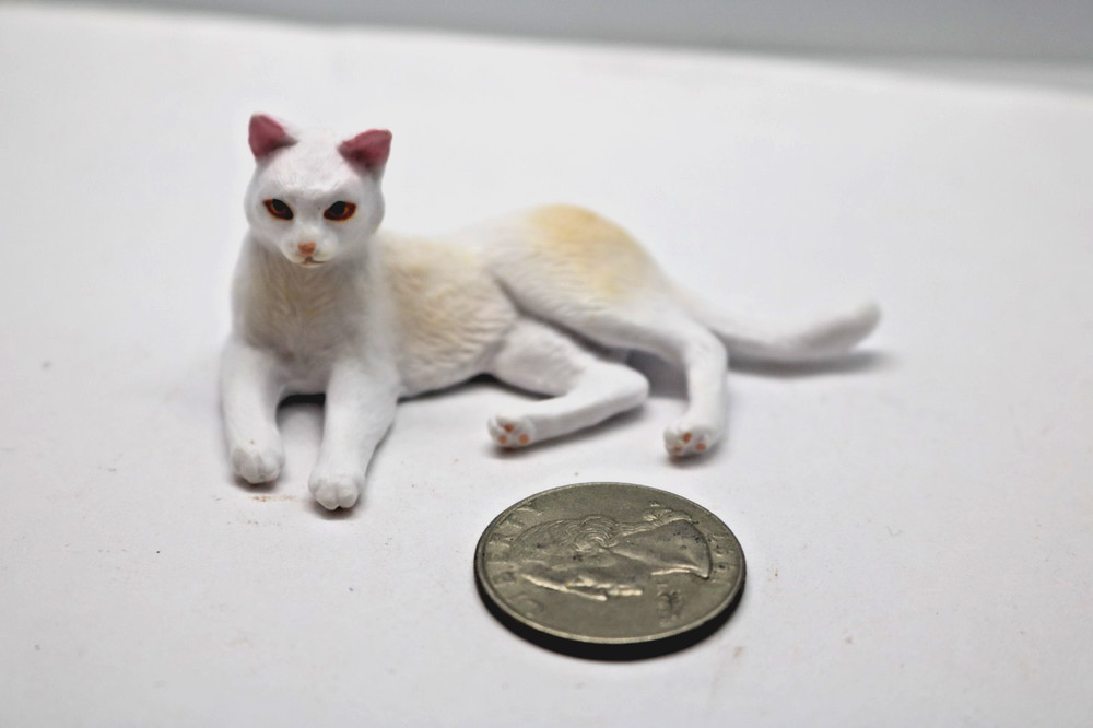 MOJO white cat lying down 2018 pvs figure
