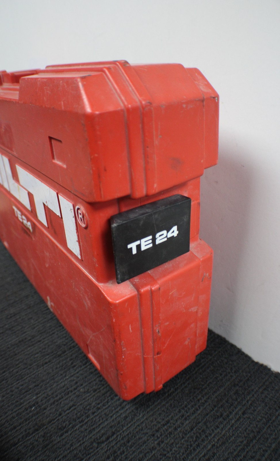 Hilti TE24 - 115V Corded Rotary HAMMER DRILL - W/Hard Shell Case.