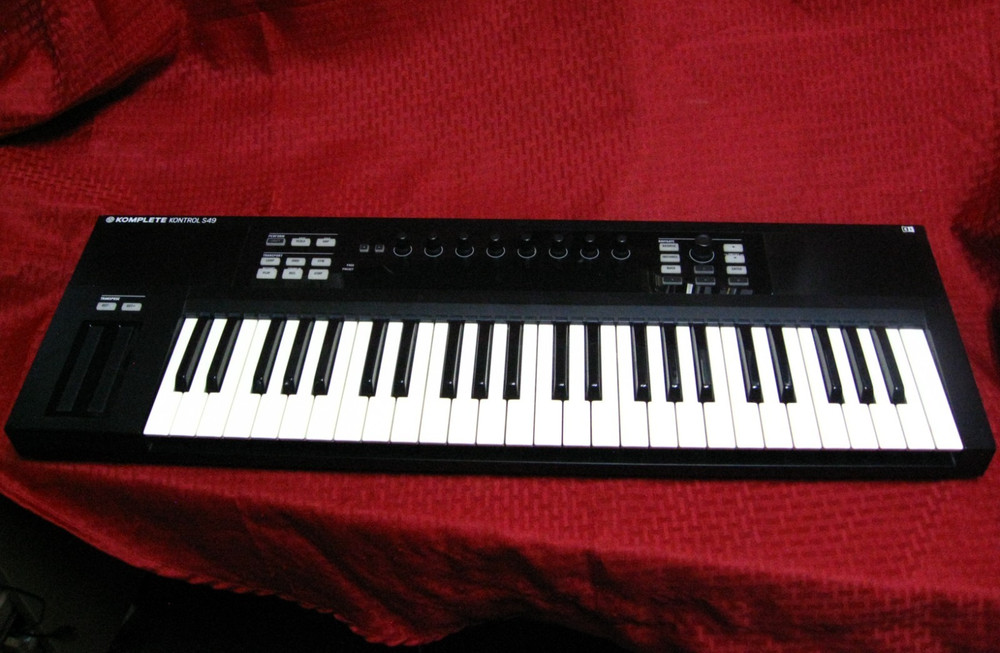 Native Instruments Komplete Kontrol S49 MK1 MIDI Keyboard Controller