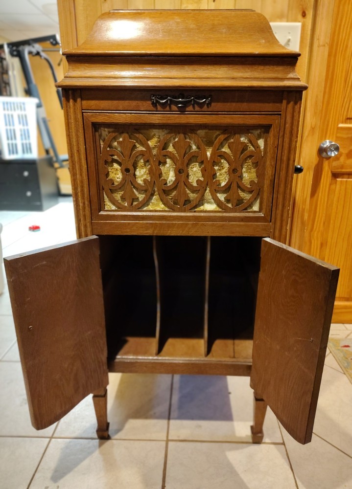 Antique Silvertone Phonograph with Victrola Workings