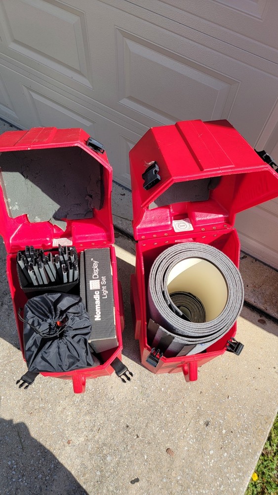 Nomadic Display Stand with Lights