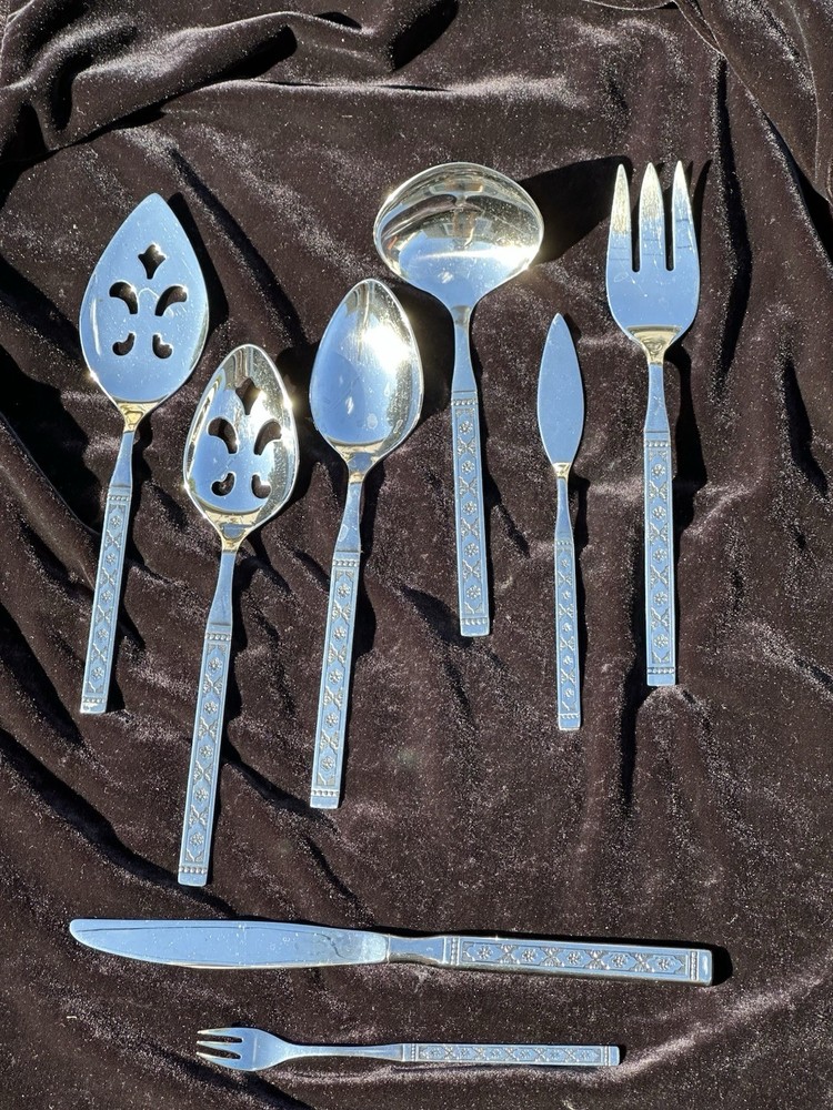 Fabulous MCM Mid Century Oneida Distinction Lisbon Pattern 13/5pc Pl S Flatware