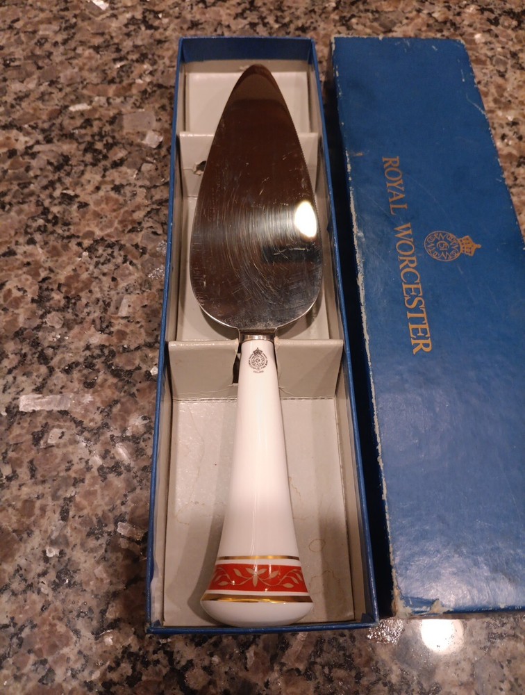 Royal Worcester Howard (Ruby) Fine Bone China Cake Slice / Server 1989 - 1994 JG