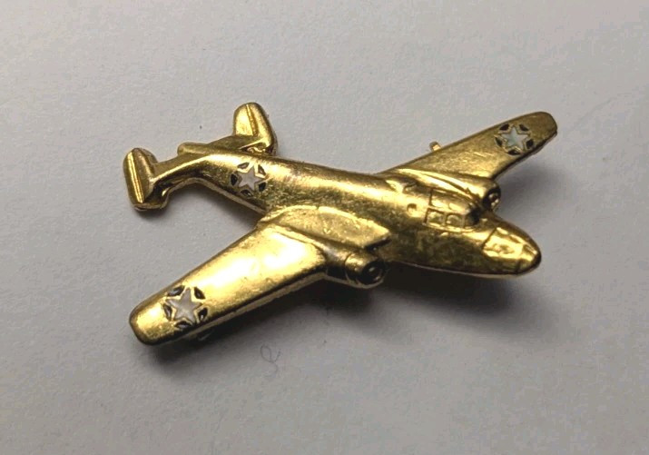 WW2 B-25 Mitchell Aircraft Pin - AAF Bomber   Pin Back  L5