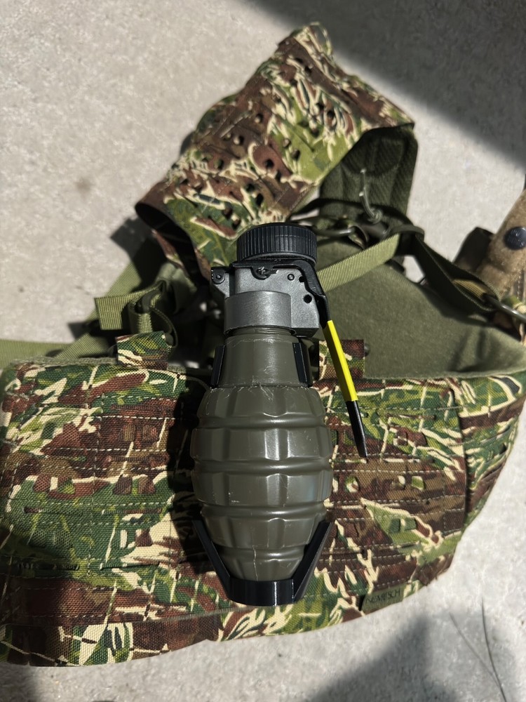 Airsoft Thunder B Hakkotsu flash bang grenade molle holder