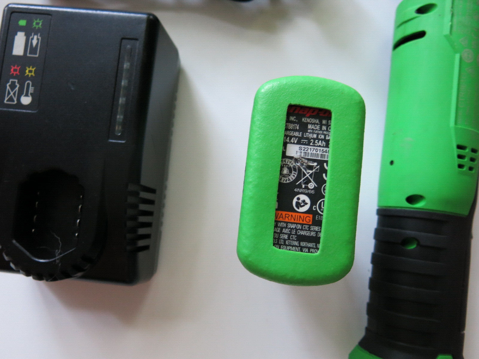 Snap-On CTR861 Green 3/8" 14.4v Cordless Ratchet Battery & Charger Set Nice