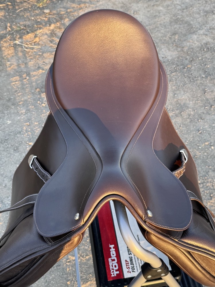18" Bates All Purpose Saddle With Easy Change Fit Solution & CAIR System