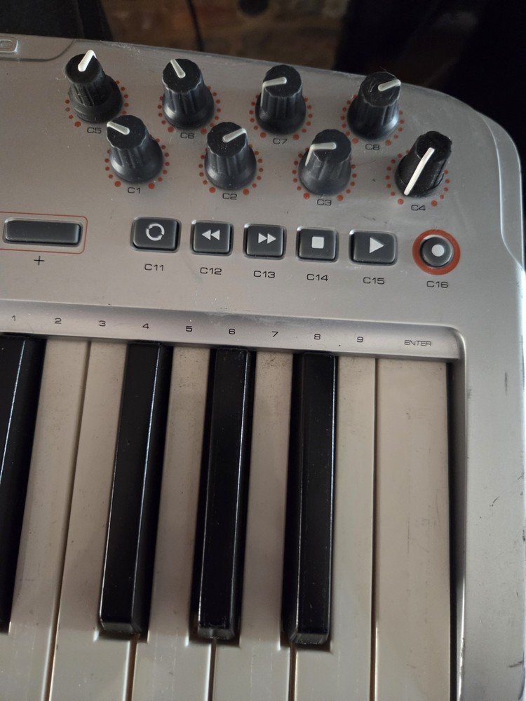 M-Audio Oxygen8 v2 25-Key MIDI USB Keyboard Controller Pitch Mod Faders Knobs