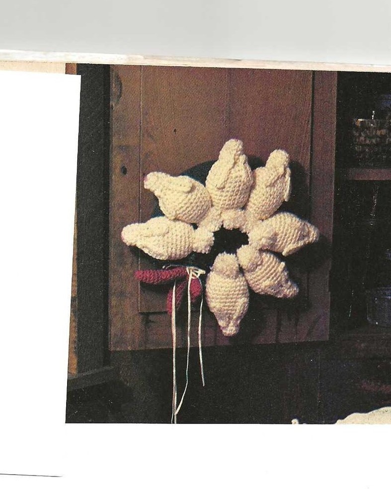 Rabbit Wreath  (#348-32C) vintage crochet pattern