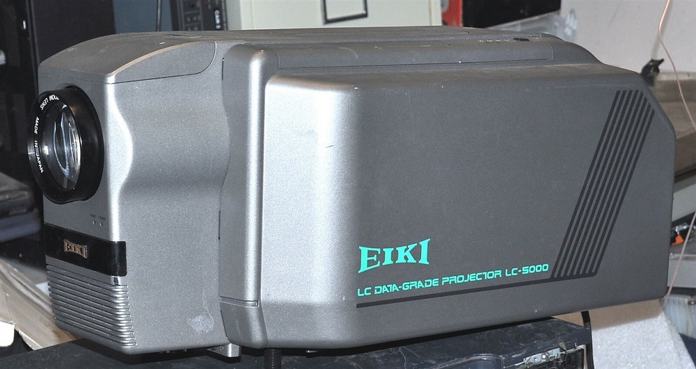 EIKI LC DATA GRADE DIGITALPROJECTOR MODEL LC-5000 SCHOOL SURPLUS