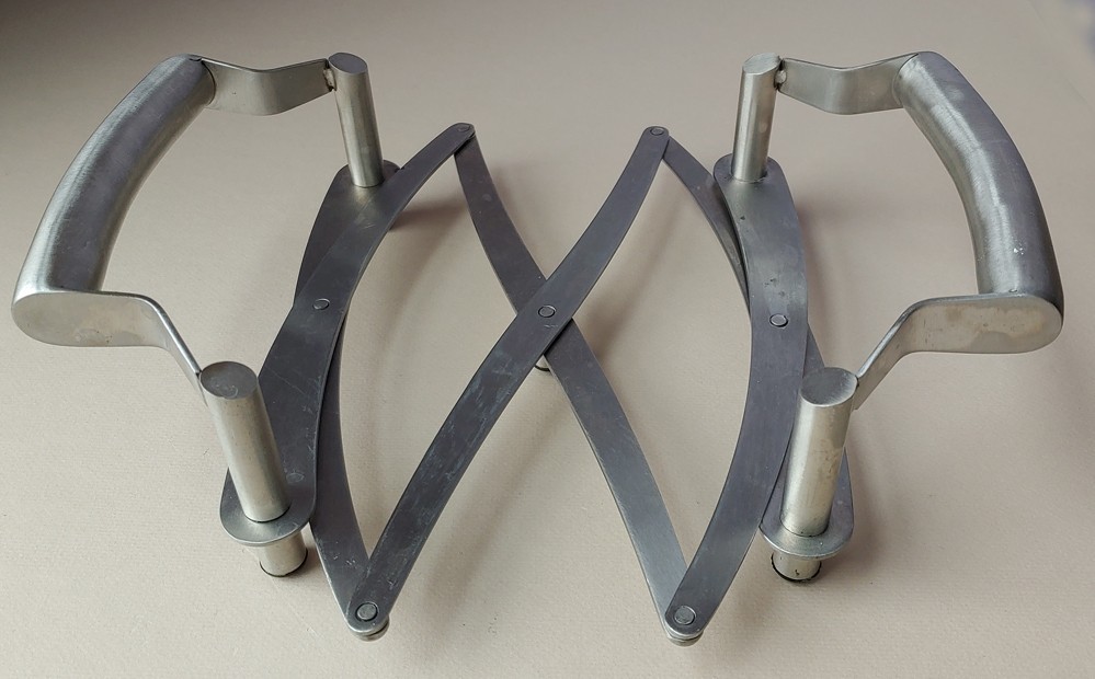 Expandable stainless steel trivet Westmark