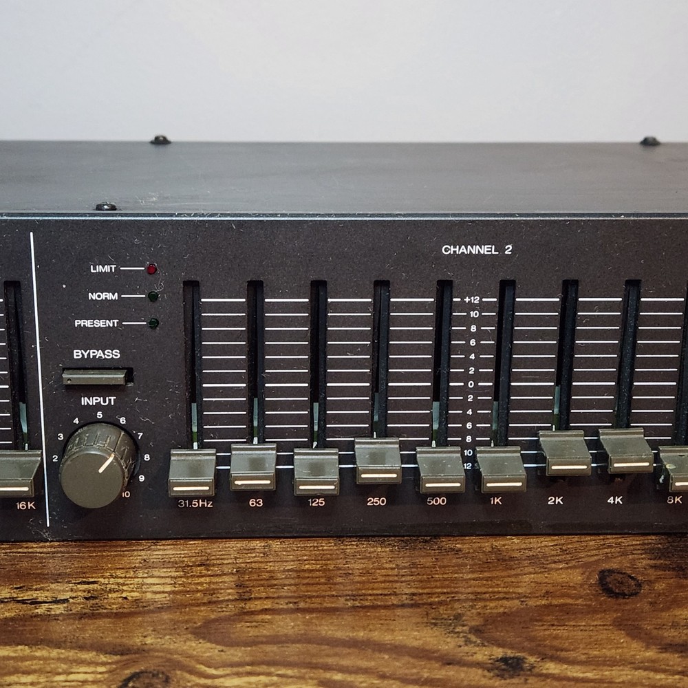 Fostex Model 3030 Dual Channel Graphic Equalizer Rack Mount – Powers On