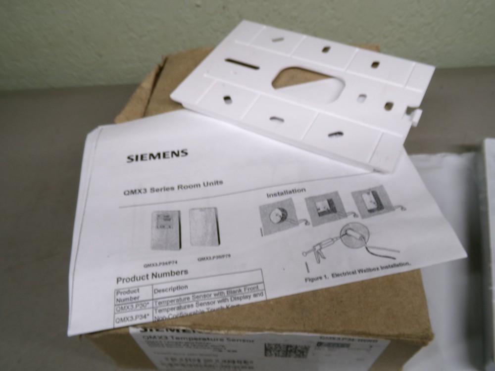 SIEMENS QMX3.P34-1WNB TEMPERATURE SENSOR WITH DISPLAY