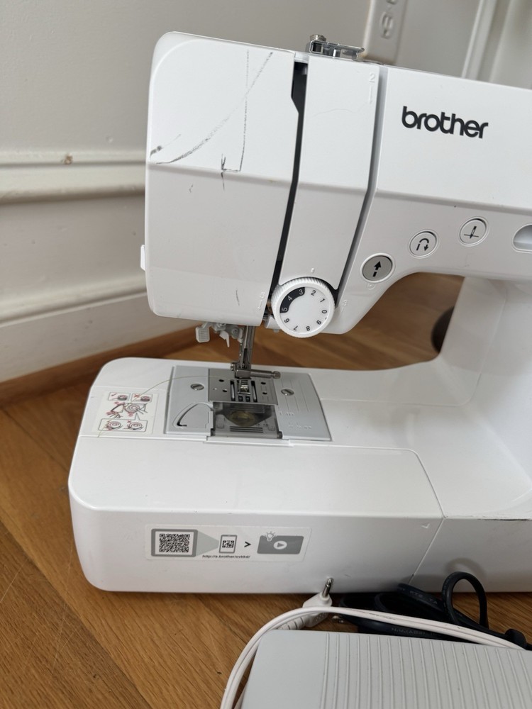 Brother CS7000X Computerized Sewing & Quilting Machine – Excellent Condition