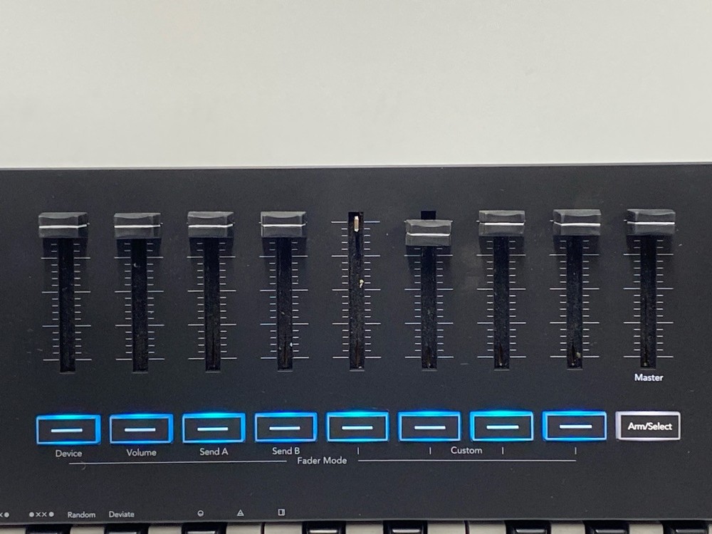 NOVATION LAUNCHKEY 49 Midi Controller Keyboard (UD3045244)