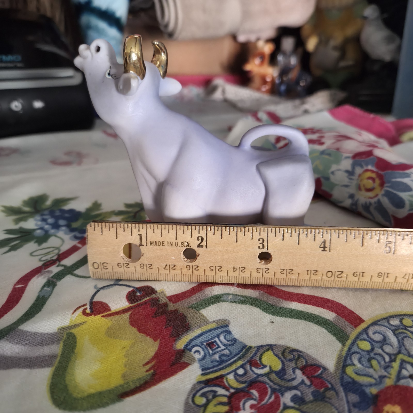 VTG Anthropormorphic Purple Cow Figurine Kissing W/ Gold Paint Figurine EUC