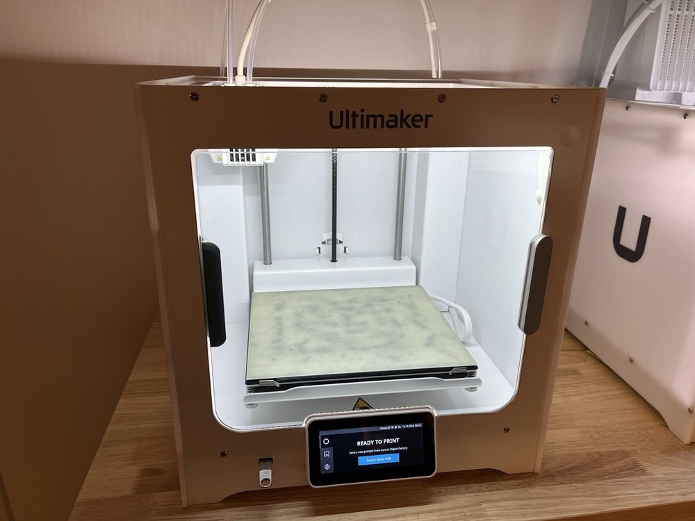 Ultimaker S3 3D Printer With Extras! Flexible PEI Build Plate, 3 Print Cores.
