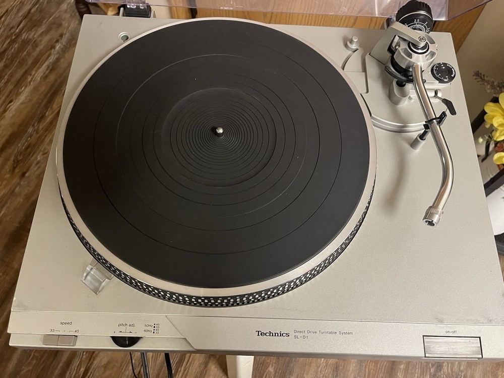 Technics SL-D1 Direct Drive Automatic Turntable System Record Player Turns On