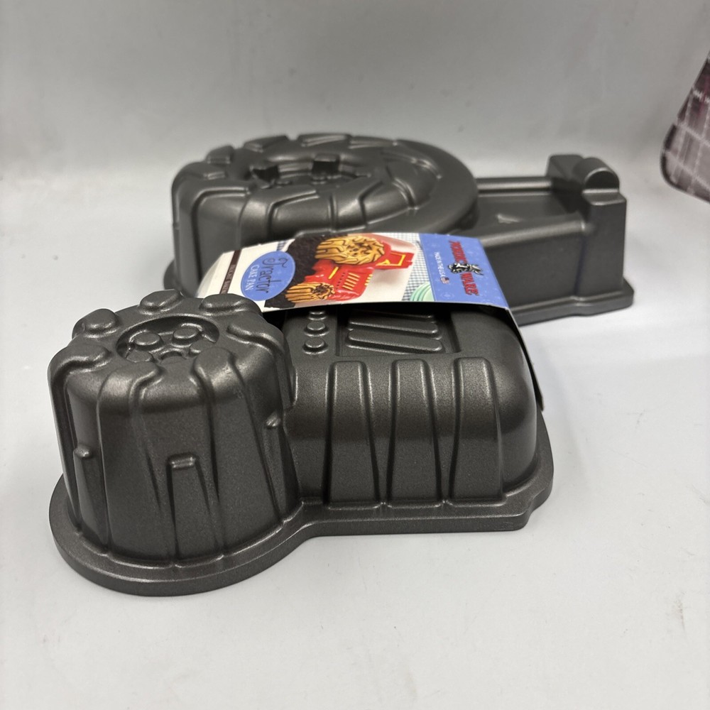 Nordic Ware Tractor NWT Procast bakeware Cakelet Pan