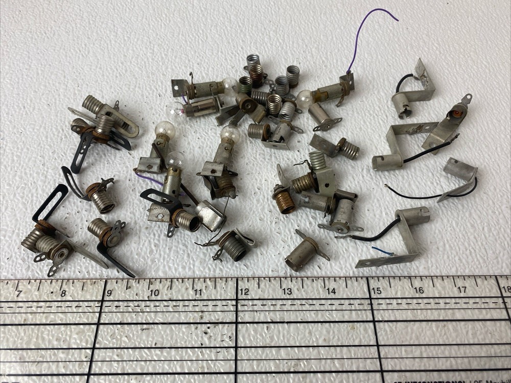 40 ASSORTED VINTAGE DASH PILOT INDICATOR LIGHT HOUSING MODEL RAILROAD