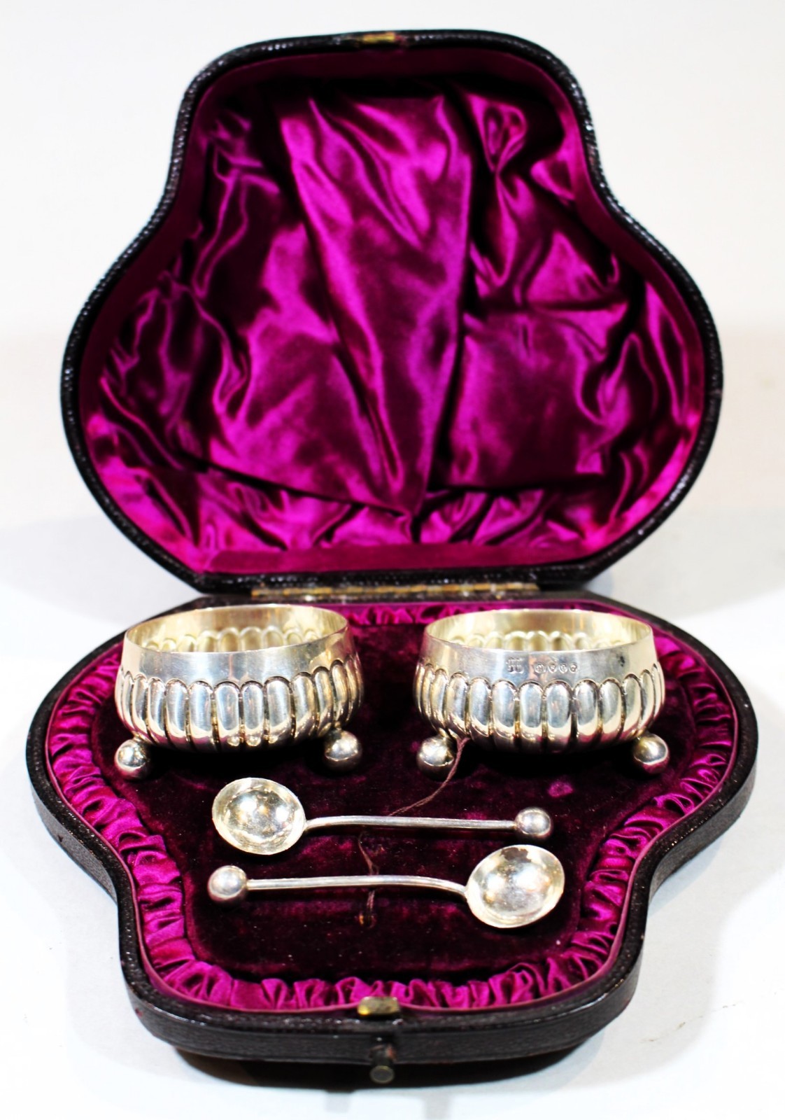 Cased Pr. Victorian Sterling Salt Cellars & Spoons (Lon. 1882 J.Hukin & J.Heath)