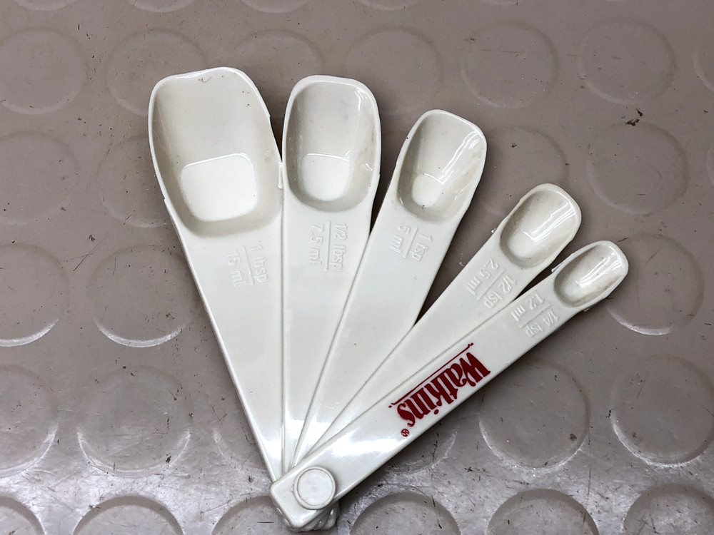 Vintage WHITE Measuring Spoons Ring Set