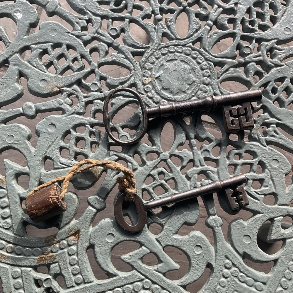 ANTIQUE KEYS X2