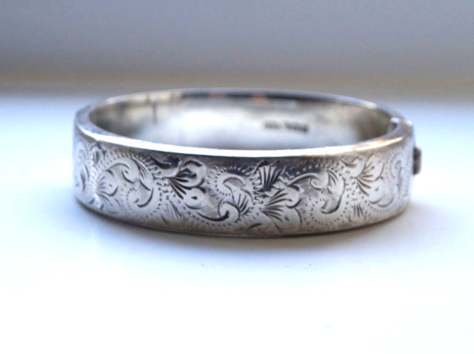 Solid Silver Hinged Ladies Etched Bangle - Birmingham, 1969 - 27.2g