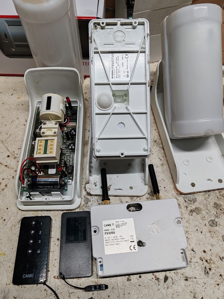 1 receiver +3 external wireless sensors +2 remote controls 4 buttons