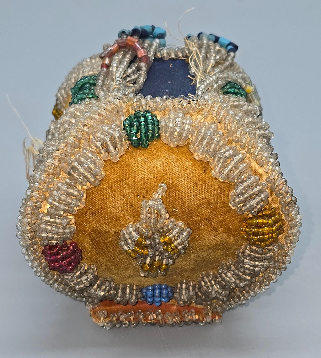 Antique Iroquois Nation 5x4.5" BEADED JEWELRY / SEWING / TRINKET BOX, flap door