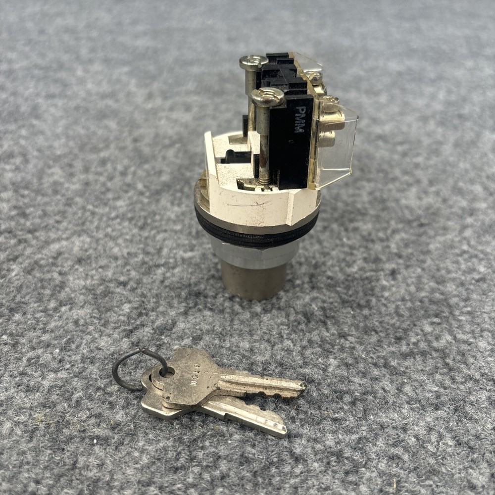 Allen Bradley 800T-J50 Selector Switch With Key Used