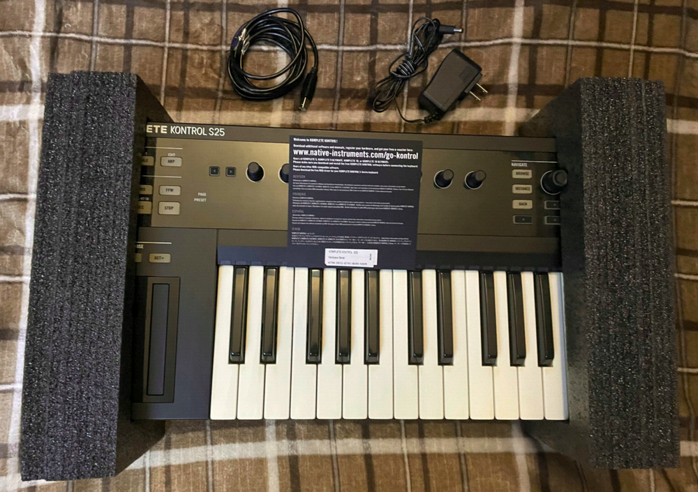 NI Komplete Kontrol S25 Midi Keyboard Controller w/ Adapter, USB and Software