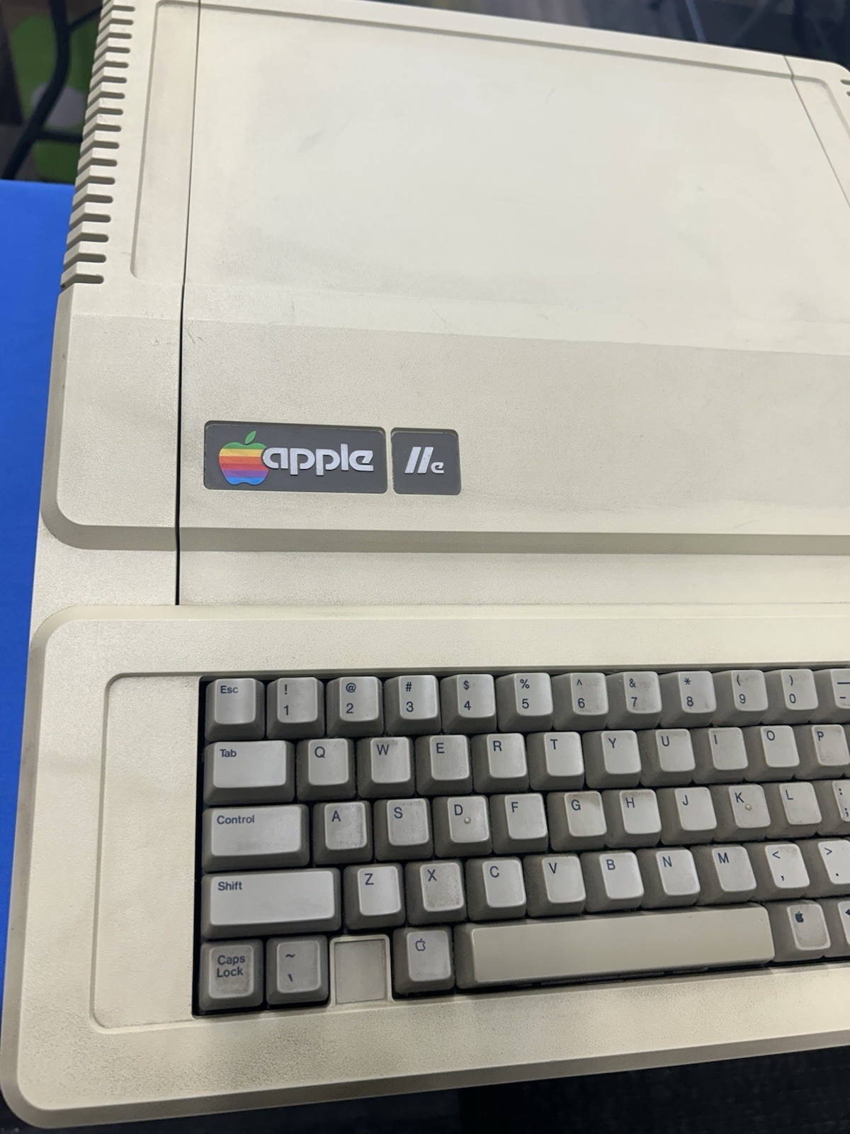 Vintage Apple IIe Computer A2S2064 With Disk ii Turns On Untested