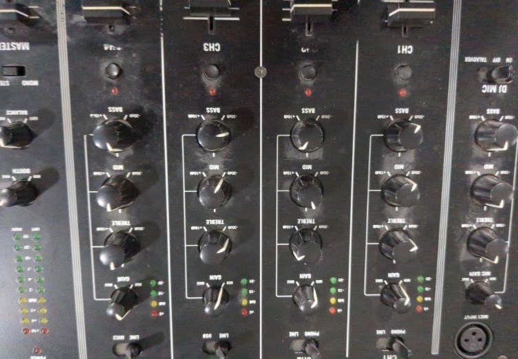 Numark M6USB 4-Channel DJ Mixer - Black