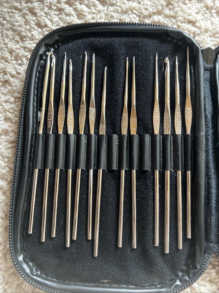Boye Crochet Hooks Set W/ Hot Pink Case Partial Set
