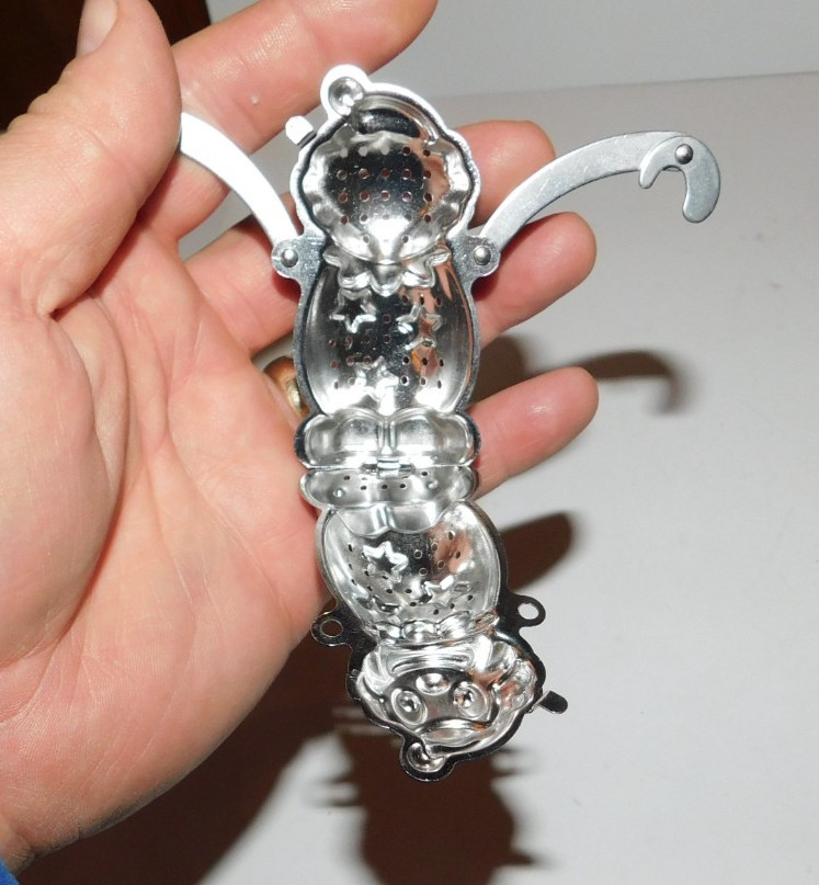 NEAT CLOWN SHAPE TEA STRAINER