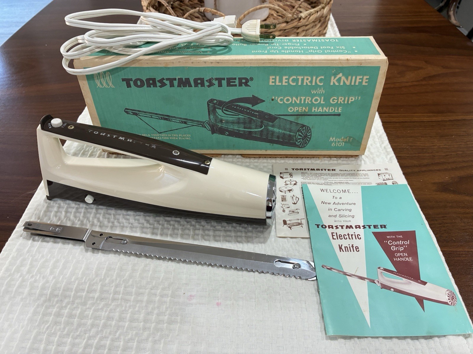 Vintage 1970's Toastmaster Electric Knife Model 6101 w/ Original Blue Box