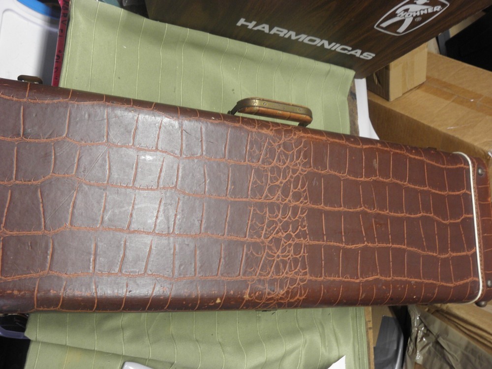 ALLIGATOR STYLE BROWN VIOLIN CASE