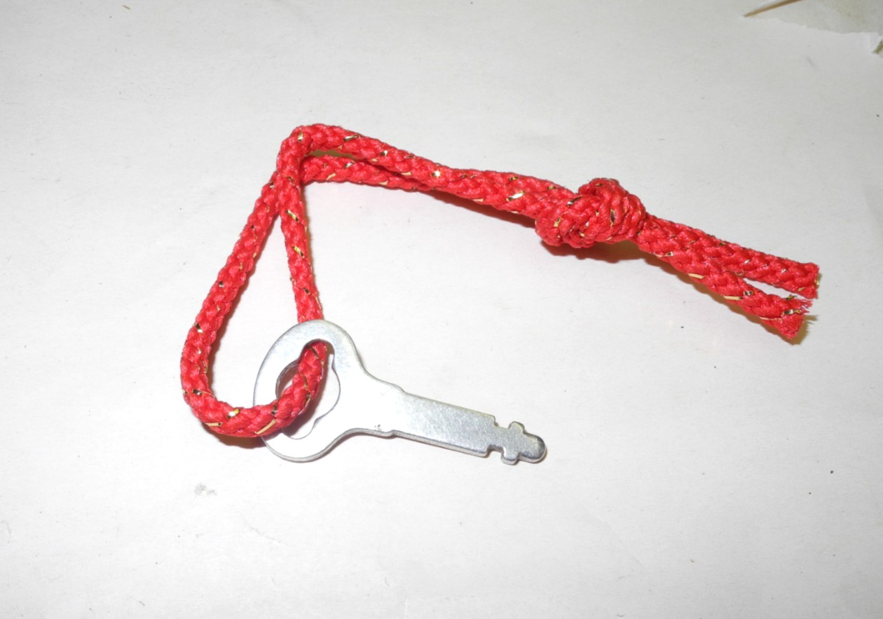 VINTAGE SINGER SEWING MACHINE ORIGINAL BENTWOOD CASE KEY, #124428, PERFECT SHAPE