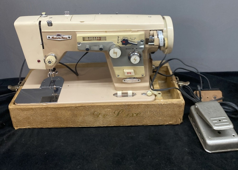Modern Home Automatic ZigZag Sewing Machine 711-B Works W Case Read Details