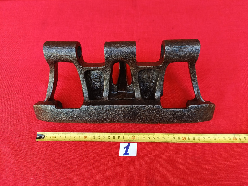 WW2 German Panzer Tank Pz III / IV Early version track link battle damages