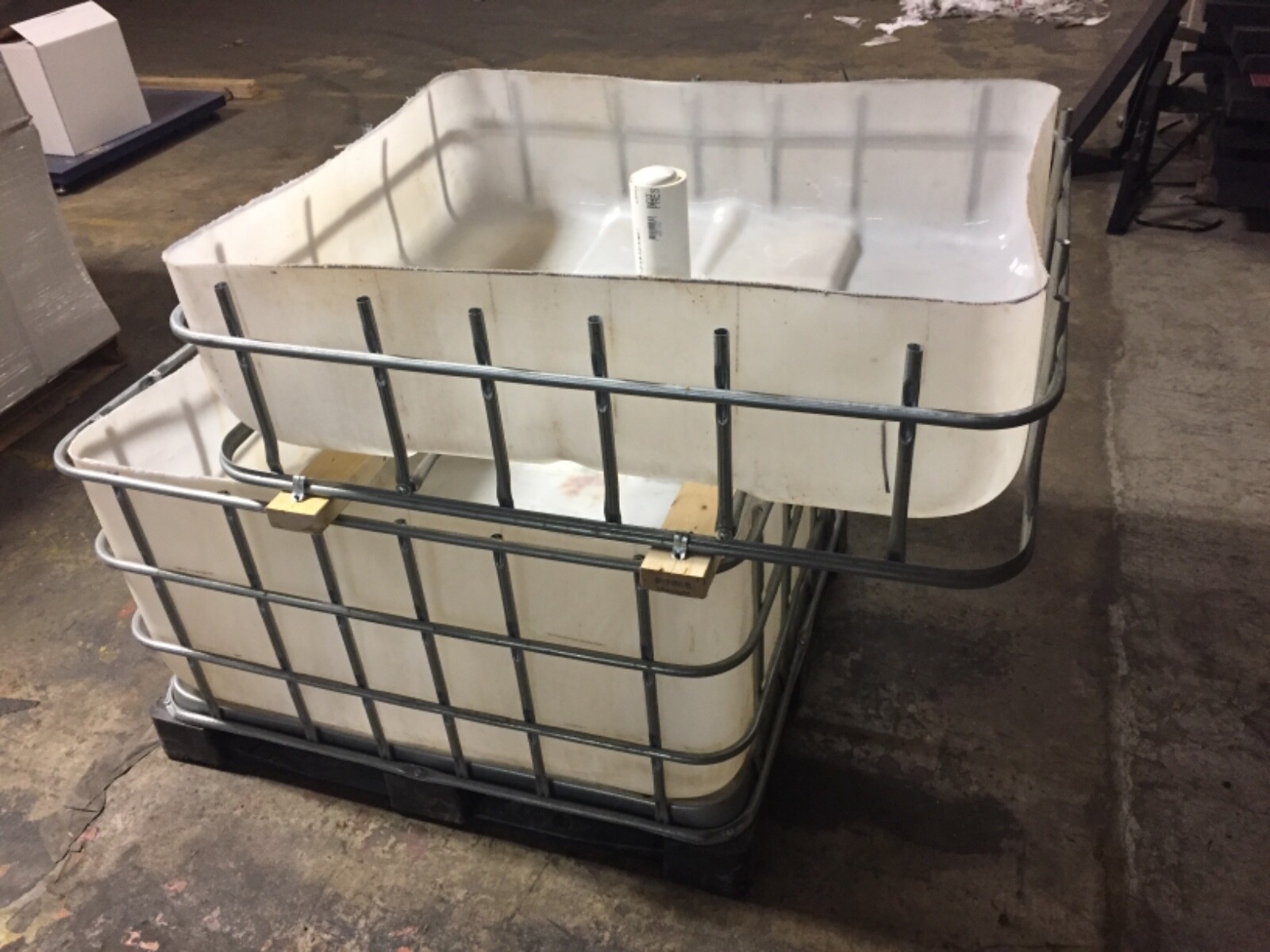 Large Aquaponic System w/ 200 gallon tank. 48x40 grow bed for organic gardening!