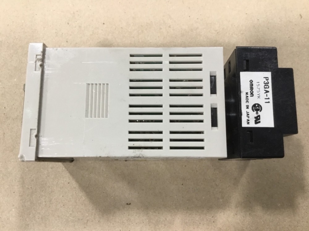Omron E5CS-Q1G Temperature Controler With P3GA-11 Base #005E19