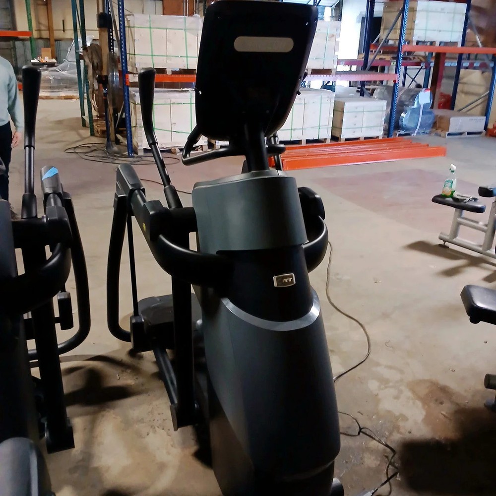 Precor AMT 885 with Open Stride w/P82 Console