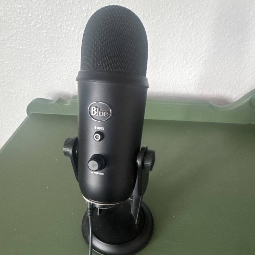 Blue Yeti USB Microphone Black Mute Volume Gain Multiple Polar Patterns